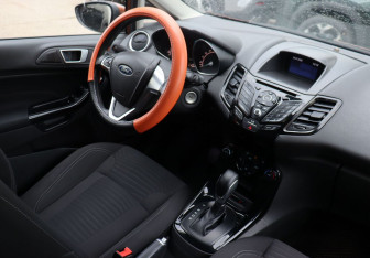 Подержанный автомобиль Ford Fiesta Sedan 2015 года (16 фото)