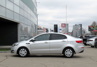 Подержанный автомобиль Kia Rio Sedan 2016 года (8 фото)