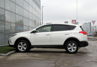 Подержанный автомобиль Toyota RAV4 2014 года (8 фото)