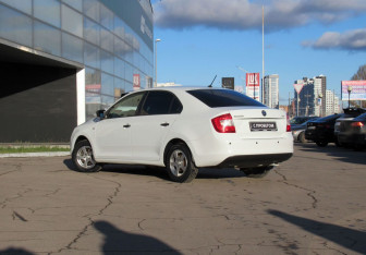 Подержанный автомобиль Skoda Rapid Liftback 2015 года (7 фото)
