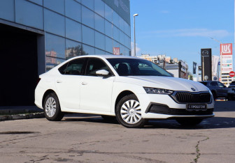 Подержанный автомобиль Skoda Octavia Liftback 2021 года (3 фото)