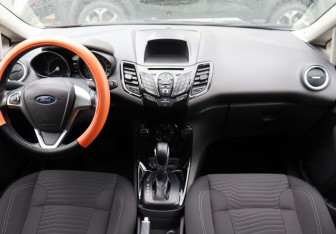 Подержанный автомобиль Ford Fiesta Sedan 2015 года (17 фото)