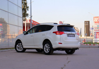 Подержанный автомобиль Toyota RAV4 2014 года (7 фото)