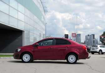 Подержанный автомобиль Chevrolet Aveo Sedan 2013 года (8 фото)