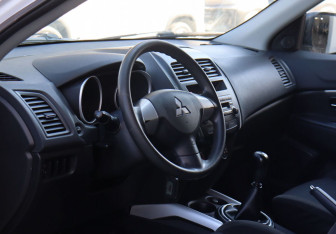 Подержанный автомобиль Mitsubishi ASX 2012 года (17 фото)