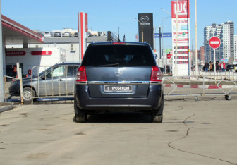 Подержанный автомобиль Opel Zafira Compactvan 2009 года (6 фото)