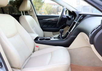 Подержанный автомобиль Infiniti Q50 2015 года (14 фото)