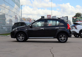 Подержанный автомобиль Renault Sandero 2011 года (8 фото)