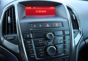 Подержанный автомобиль Opel Astra Hatchback 2011 года (14 фото)
