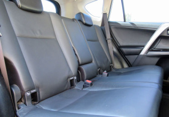 Подержанный автомобиль Toyota RAV4 2015 года (10 фото)