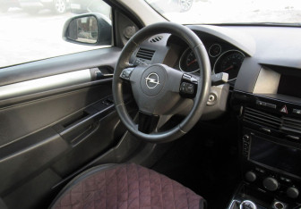 Подержанный автомобиль Opel Astra Wagon 2012 года (14 фото)