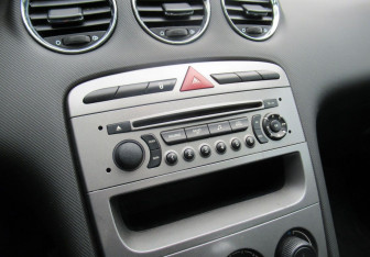 Подержанный автомобиль Peugeot 308 Hatchback 2011 года (17 фото)