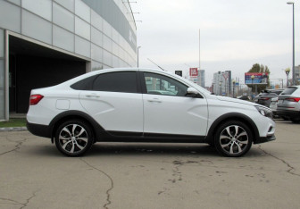 Подержанный автомобиль LADA (ВАЗ) Vesta Sedan 2018 года (4 фото)