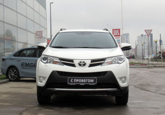 Подержанный автомобиль Toyota RAV4 2014 года (2 фото)
