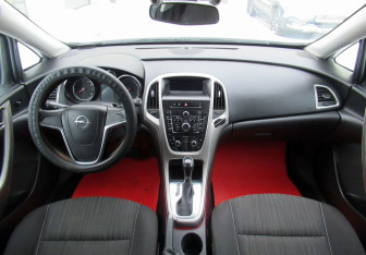 Подержанный автомобиль Opel Astra Wagon 2012 года (14 фото)