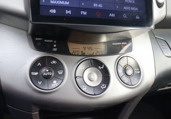 Подержанный автомобиль Toyota RAV4 2006 года (17 фото)