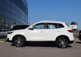 Подержанный автомобиль FAW Besturn X40 2019 года (8 фото)