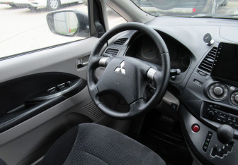 Подержанный автомобиль Mitsubishi Grandis 2007 года (13 фото)