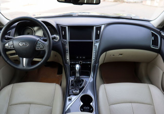 Подержанный автомобиль Infiniti Q50 2015 года (16 фото)