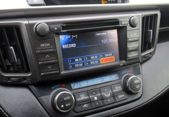 Подержанный автомобиль Toyota RAV4 2016 года (17 фото)