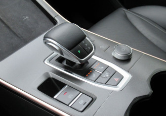 Подержанный автомобиль Omoda C5 2022 года (17 фото)