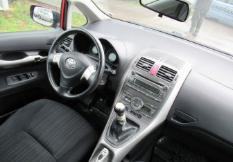 Подержанный автомобиль Toyota Auris Hatchback 2008 года (15 фото)