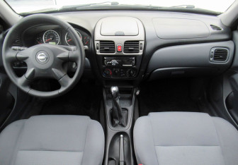 Подержанный автомобиль Nissan Almera Sedan 2004 года (14 фото)