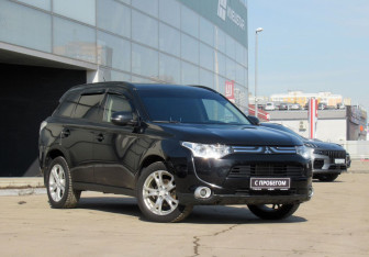 Подержанный автомобиль Mitsubishi Outlander 2012 года (3 фото)
