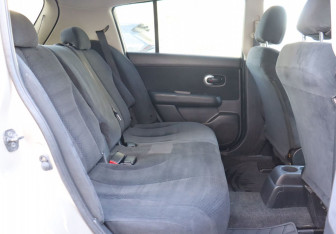 Подержанный автомобиль Nissan Tiida Hatchback 2011 года (10 фото)
