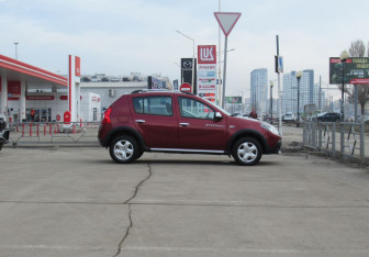 Подержанный автомобиль Renault Sandero 2014 года (4 фото)