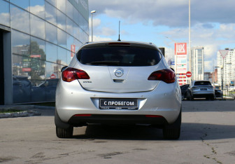 Подержанный автомобиль Opel Astra Hatchback 2011 года (6 фото)