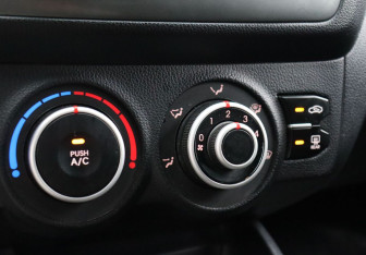 Подержанный автомобиль Kia Rio Hatchback 2013 года (16 фото)