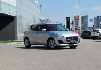 Подержанный автомобиль Suzuki Swift Hatchback 2021 года (3 фото)