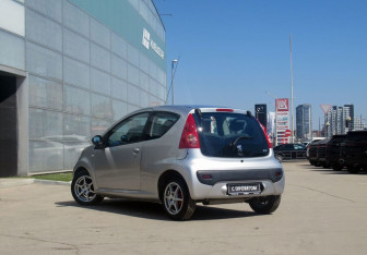 Подержанный автомобиль Peugeot 107 2007 года (7 фото)