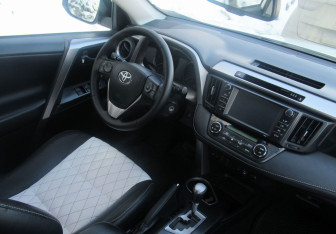 Подержанный автомобиль Toyota RAV4 2017 года (13 фото)