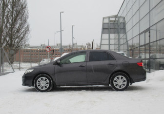 Подержанный автомобиль Toyota Corolla Sedan 2011 года (8 фото)