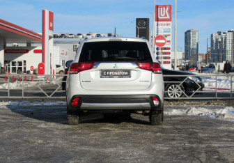 Подержанный автомобиль Mitsubishi Outlander 2016 года (6 фото)