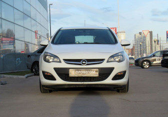 Подержанный автомобиль Opel Astra Hatchback 2013 года (2 фото)