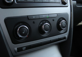 Подержанный автомобиль Skoda Octavia Liftback 2013 года (17 фото)