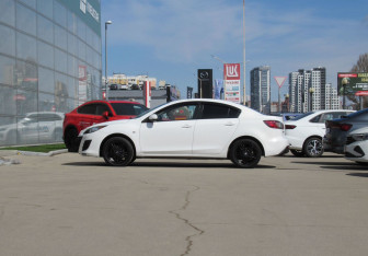 Подержанный автомобиль Mazda 3 Sedan 2011 года (8 фото)