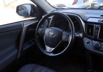 Подержанный автомобиль Toyota RAV4 2018 года (13 фото)