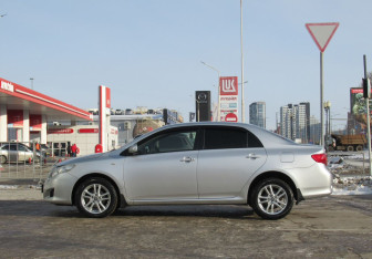 Подержанный автомобиль Toyota Corolla Sedan 2007 года (8 фото)