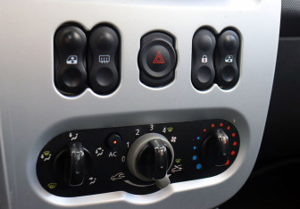 Подержанный автомобиль Renault Sandero 2011 года (14 фото)