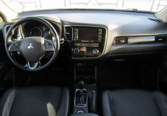 Подержанный автомобиль Mitsubishi Outlander 2016 года (14 фото)
