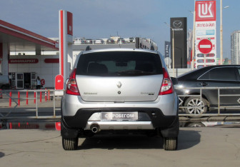 Подержанный автомобиль Renault Sandero 2014 года (6 фото)