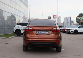 Подержанный автомобиль Ford Fiesta Sedan 2015 года (6 фото)