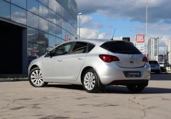 Подержанный автомобиль Opel Astra Hatchback 2011 года (7 фото)