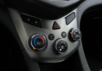 Подержанный автомобиль Chevrolet Aveo Sedan 2013 года (16 фото)