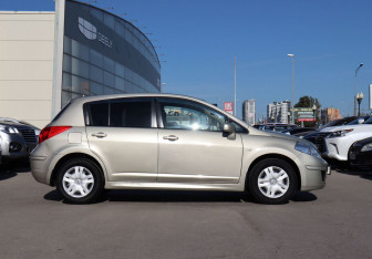 Подержанный автомобиль Nissan Tiida Hatchback 2011 года (4 фото)