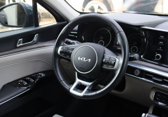 Подержанный автомобиль Kia K5 2022 года (17 фото)